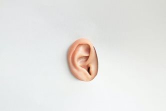 Oreilles bouchées et pression dans les oreilles - Amplifon